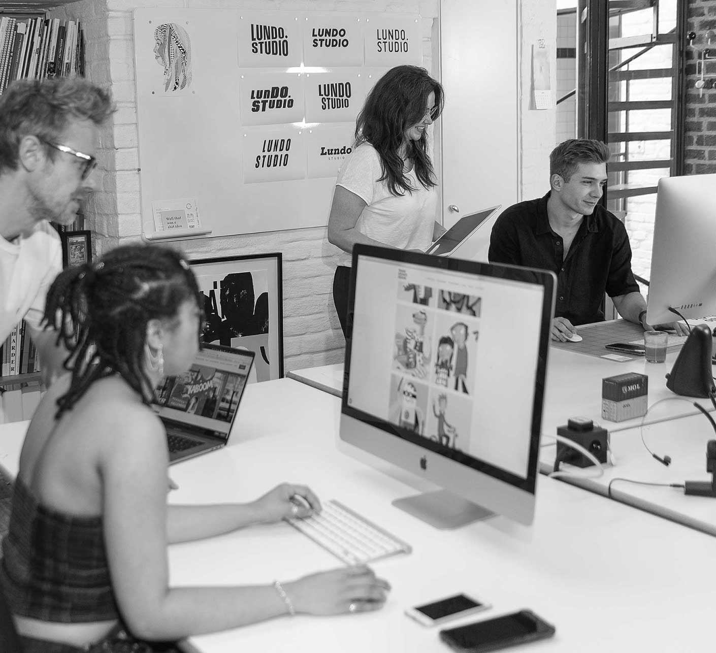 Office Szene in schwarz/weiß